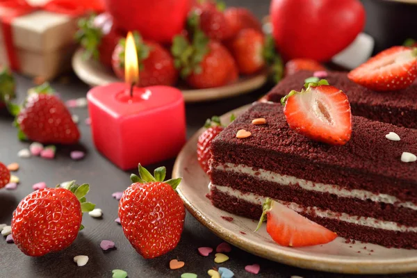 딸기를 곁들인 빨간 벨벳 케이크 — 스톡 사진