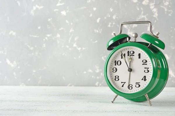 Vintage verde Relógio despertador — Fotografia de Stock