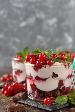 Çikolata tatlı kırmızı kuş üzümü ile