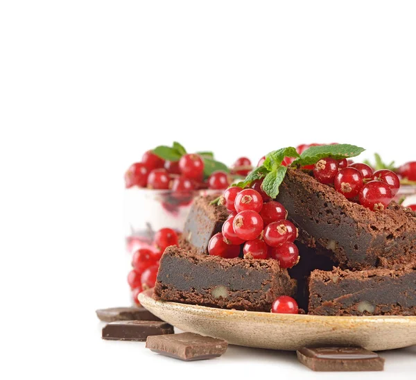 Bolo de chocolate com groselhas vermelhas — Fotografia de Stock
