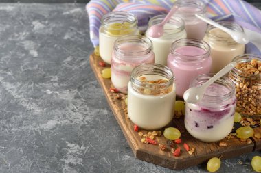 Çeşitli doğal yoğurt