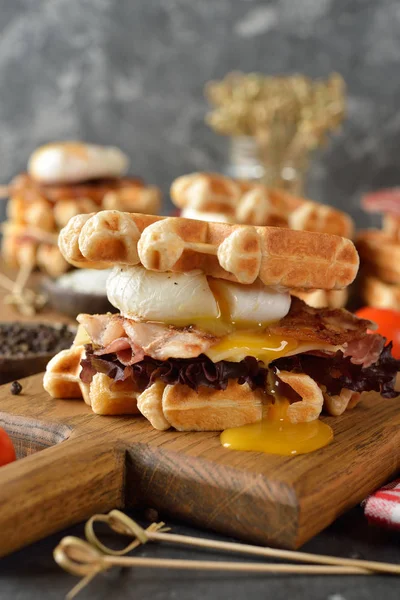 Sandwich aux gaufres avec oeuf poché — Photo