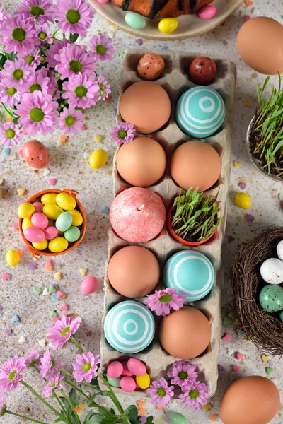 Easter sweets and decorations — Stock Photo, Image