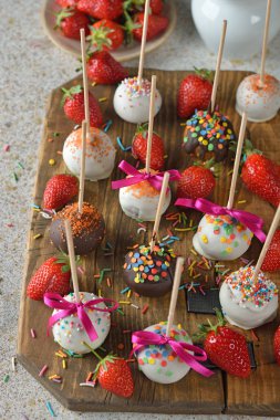 Beyaz çikolata ile dekore kek