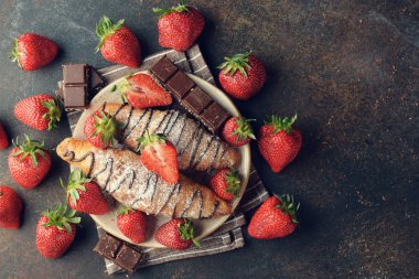 Kruvasan çikolata ve çilek ile