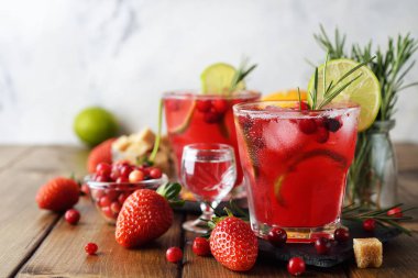 Votkalı yabanmersini kokteyli