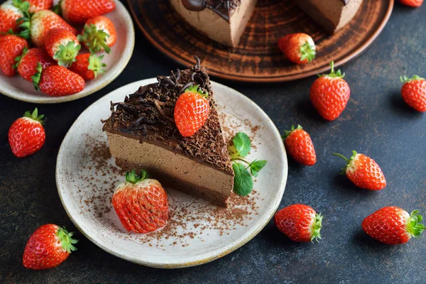 Chocolate mousse cake decorated with strawberries — Stockfoto