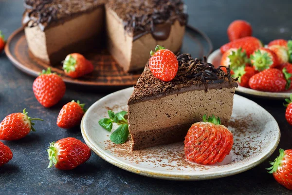 Choklad tårta dekorerad med jordgubbar — Stockfoto