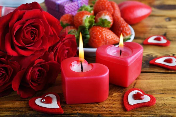 Strauß Rosen und Erdbeeren — Stockfoto