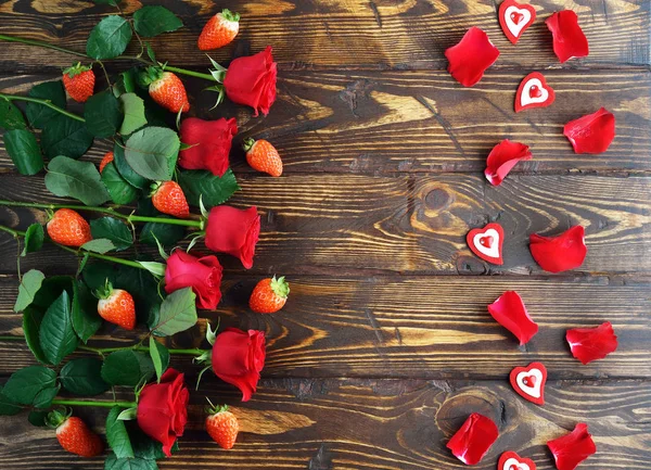 Strauß Rosen und Erdbeeren — Stockfoto