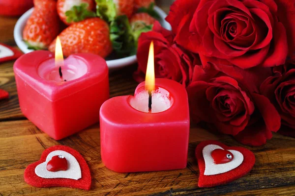 Rode kaarsen en rozen — Stockfoto