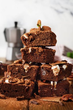 Çikolatalı kek, marşmelovlu ve nane şekerli.