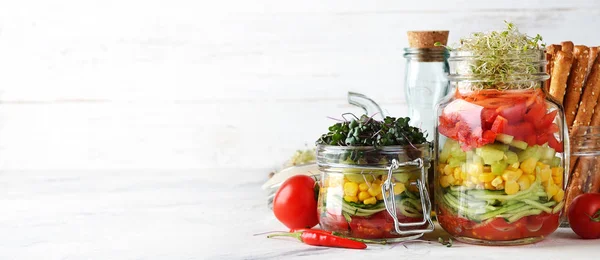 Veganer Salat Mit Mikrogemüse Glas Auf Weißem Hintergrund — Stockfoto