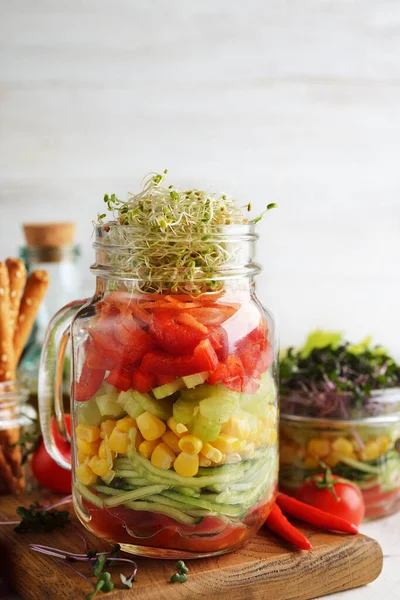 Beyaz Arka Planda Bir Kavanozda Mikro Yeşillikle Vegan Salatası — Stok fotoğraf
