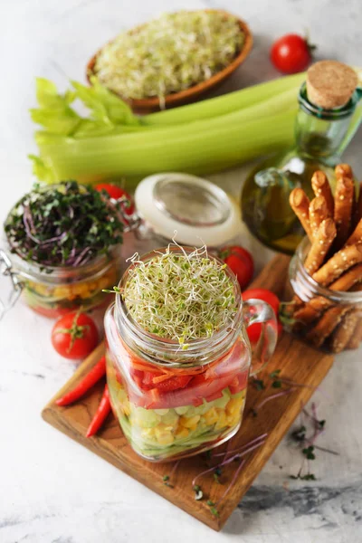 在白底的罐子里放有微量蔬菜的奶油沙拉 — 图库照片