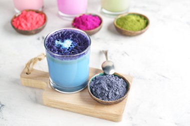 Beyaz arka planda mavi kibrit latte.