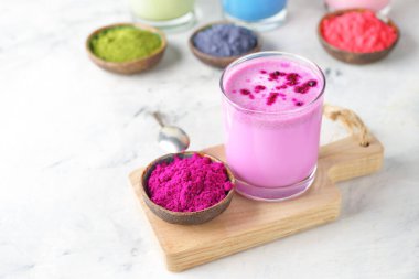 Beyaz arka planda Pitahaya pudra latte