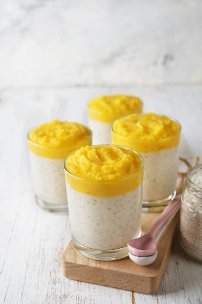 Budino Tapioca Con Purea Mango Fondo Bianco — Foto Stock