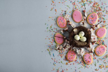 Gri arka planda Paskalya tatlıları ve dekorasyonları