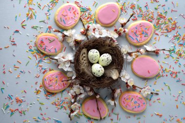 Gri arka planda Paskalya tatlıları ve dekorasyonları