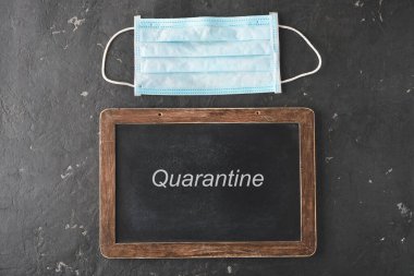 Gri arkaplanda reklam panosu