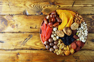 Kahverengi arka planda beslenme için çeşitli bileşenler