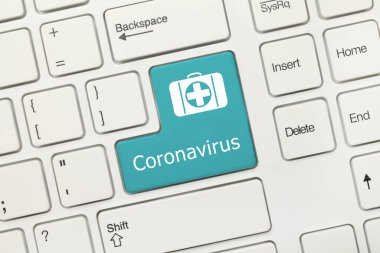 Beyaz kavramsal klavyeye yakın görüş - Coronavirus (tıbbi çanta sembollü mavi anahtar)
