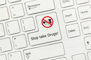 Beyaz kavramsal klavyeye yakın plan görünümü - Uyuşturucuyu bırak