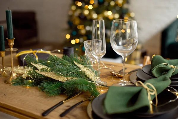 Стол накрыт на рождественский ужин в гостиной, с видом на крупный план, сервировка стола, рождественское оформление — стоковое фото
