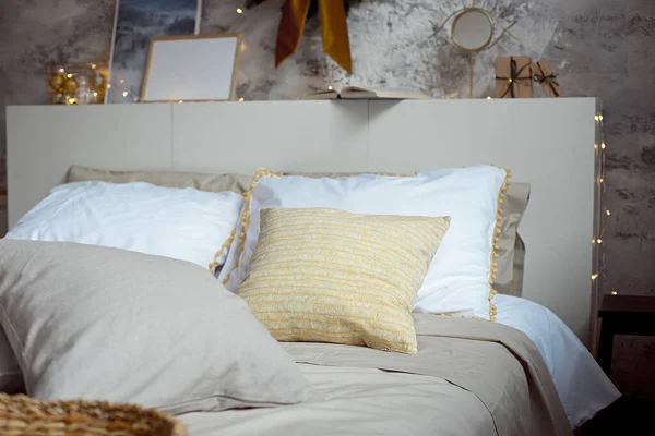 Decoração de apartamento de Natal, decoração casa acolhedor escandinavo, cama com cobertores de malha quente ao lado da árvore de Natal. Luzes e guirlandas . — Fotografia de Stock