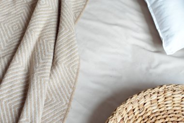 Kış havası, yatak odasındaki şenlikli dekorasyon. Noel dekoru. Ev içinde hala hayat detayları var..