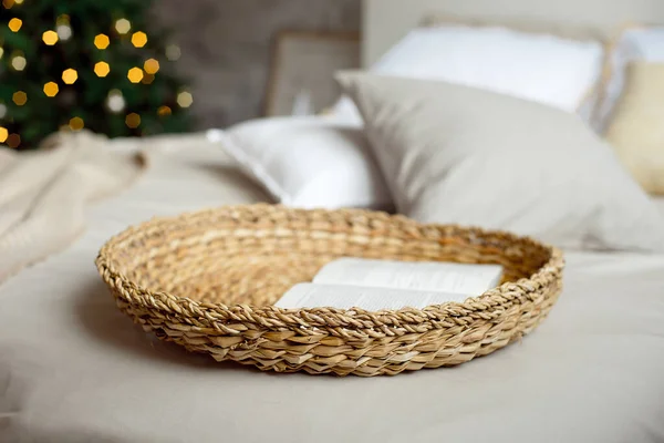 Ambiente de invierno, decoración festiva de la cama en el dormitorio. Decoración de Navidad Naturaleza muerta detalles en el interior del hogar . —  Fotos de Stock