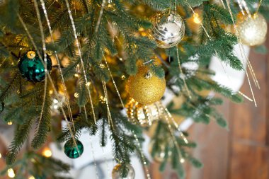 Noel ağacı dalları topları dekorasyon yılbaşı bokeh ışıklar açık arka plan.