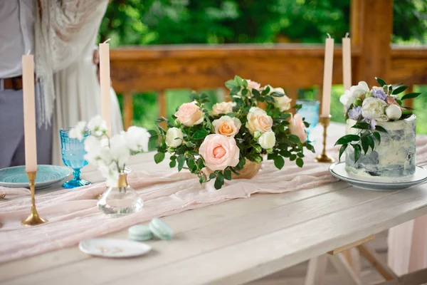 정원에서 결혼식 장식 테이블, 꽃 꽂이, 야외에서 스타일 빈티지에서. 꽃웨딩 케이크. 꽃으로 장식된 테이블, 2 인용. — 스톡 사진