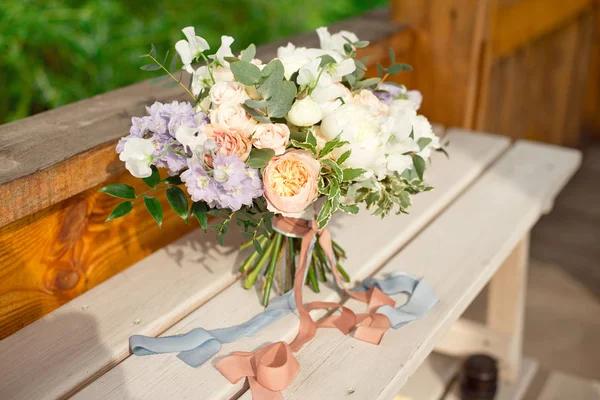 Bouquet primo piano di rose peonie fiori fresia dianthus sul pavimento rotondo bianco all'interno . — Foto Stock