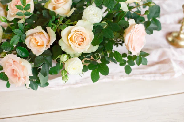 Hermosa mesa festiva con elegantes flores blancas y cubiertos, decoración de la mesa de la cena . —  Fotos de Stock