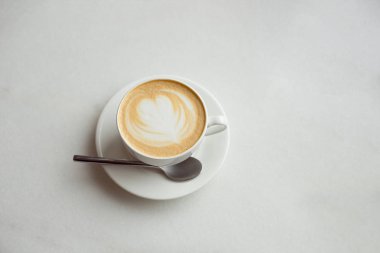 Kahve dükkanında beyaz bir fincan kahve.