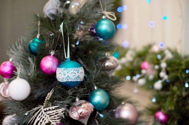 Noel ağacı dalları topları dekorasyon yılbaşı bokeh ışıklar açık arka plan.