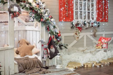 Altında hediyeler olan Noel ağacıyla süslenmiş güzel bir holdiay odası. Görüntü. Noel evinin içi kırmızı mavi tonlarda