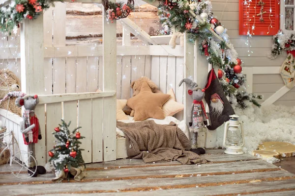 Altında hediyeler olan Noel ağacıyla süslenmiş güzel bir holdiay odası. Görüntü. Noel evinin içi kırmızı mavi tonlarda