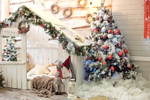 Altında hediyeler olan Noel ağacıyla süslenmiş güzel bir holdiay odası. Görüntü. Noel evinin içi kırmızı mavi tonlarda