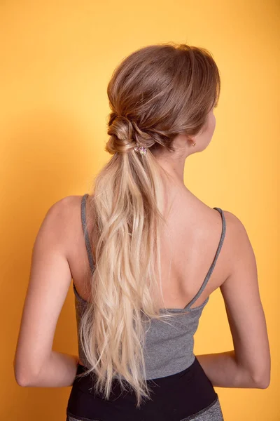 Bakifrån av kvinnlig frisyr mellersta bulle med brunt hår — Stockfoto