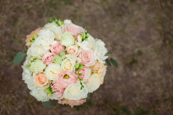 Vista dall'alto di un bellissimo bouquet da sposa delicato di rose crema ed eustoma — Foto Stock