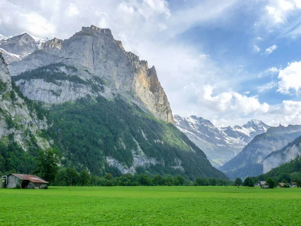 Los majestuosos Alpes en la ciudad suiza de Lauterbrunnen —  Fotos de Stock