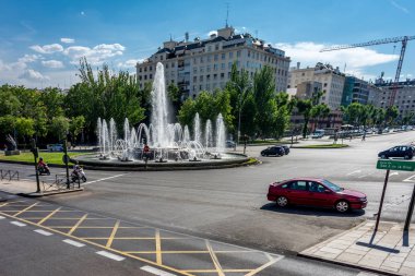 Madrid, İspanya - 17 Haziran: su çeşme Meydanı sokak o