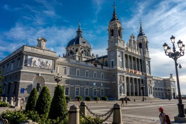 Madrid, İspanya, Europ kuzeyde her Almudena Katedrali bakıldığında