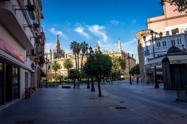 Sevilla, İspanya, Avrupa'nın Katedrali ile çan kulesi.