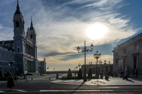 Coucher de soleil sur la cathédrale de l'Almudena vue du nord à Madrid , — Photo