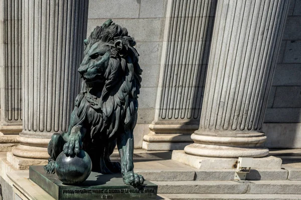 Lion gebeeldhouwd uit steen in Madrid, Spanje, Europa — Stockfoto