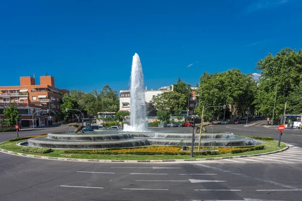 Madrid, Spain - June 17 : Dolphin water fountain square on the s — Stock Photo, Image